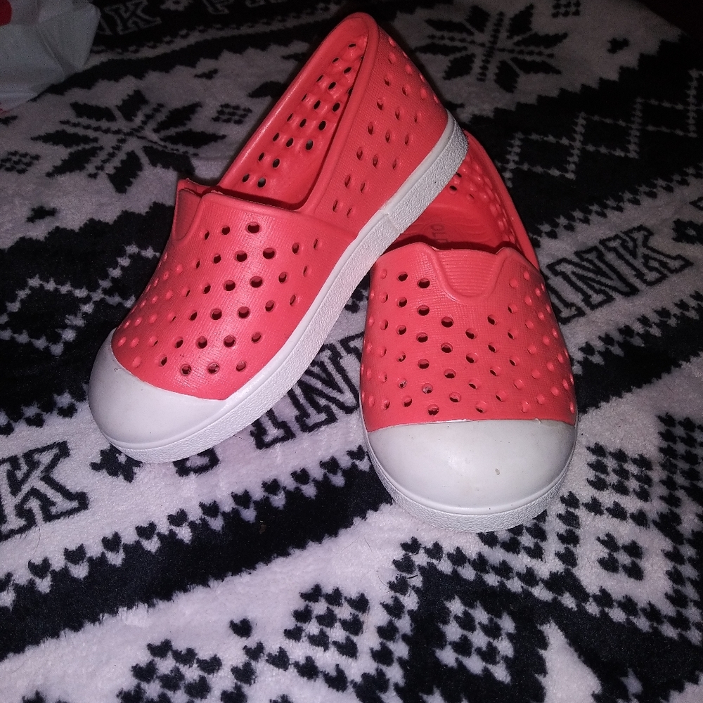 Breathable sneakers